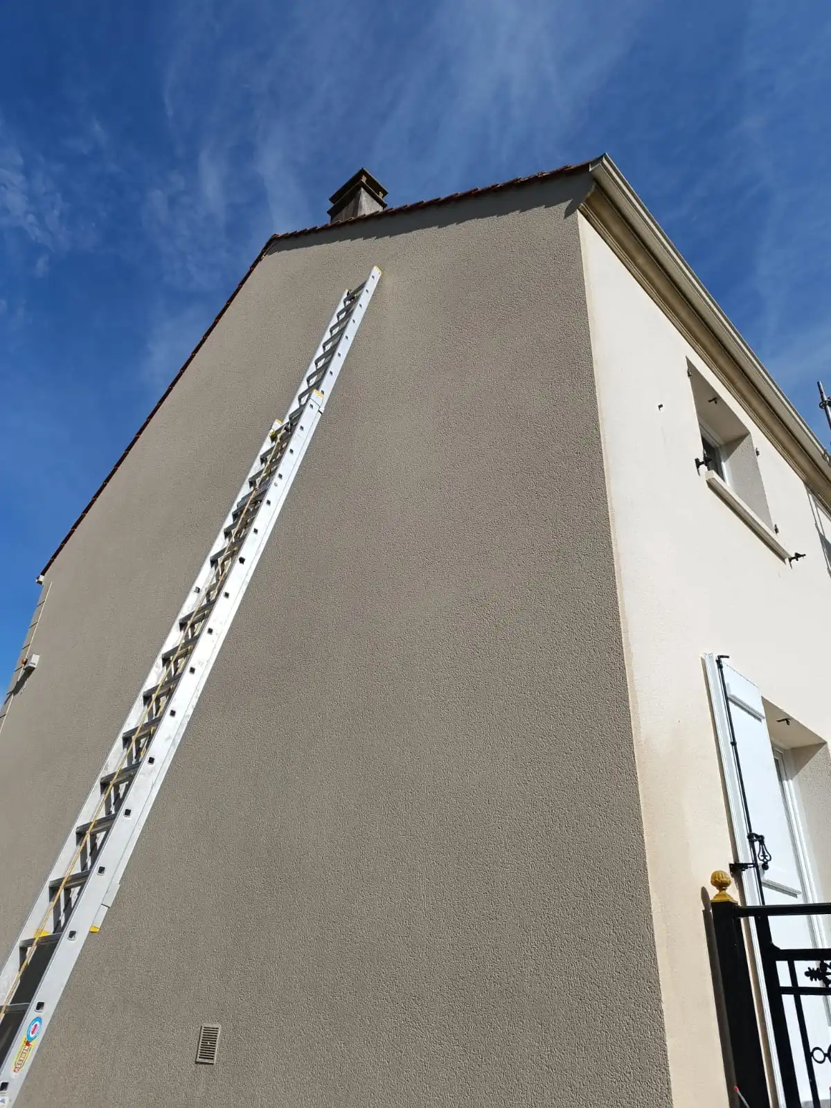 Après traitement des algues rouges sur façade en seine-et-Marne