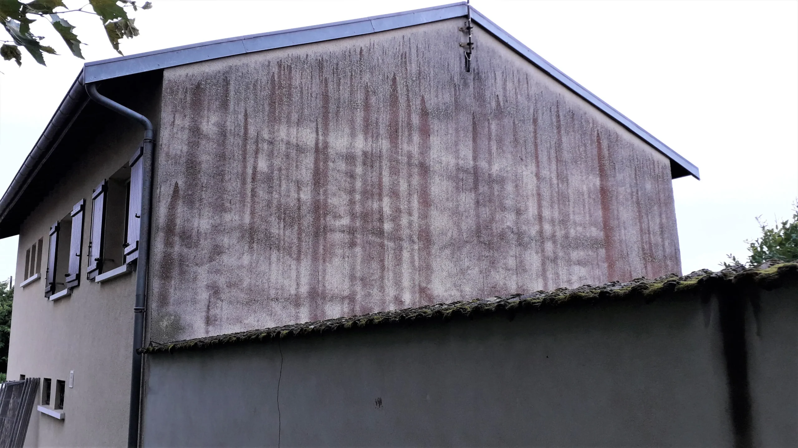 comment-retirer-algues-rouges-facade-des-maisons-traitement-et-solution-atriome ISOLATION DES COMBLES EN LAINE DE VERRE-NET TOITURE | ENTREPRISE DE COUVERTURE EN SEINE ET MARNE
